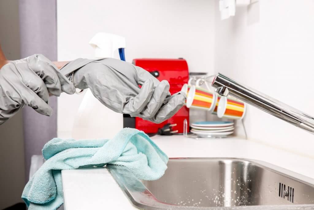 Kitchen cleaning. Image by pascalhelmer from Pixabay 